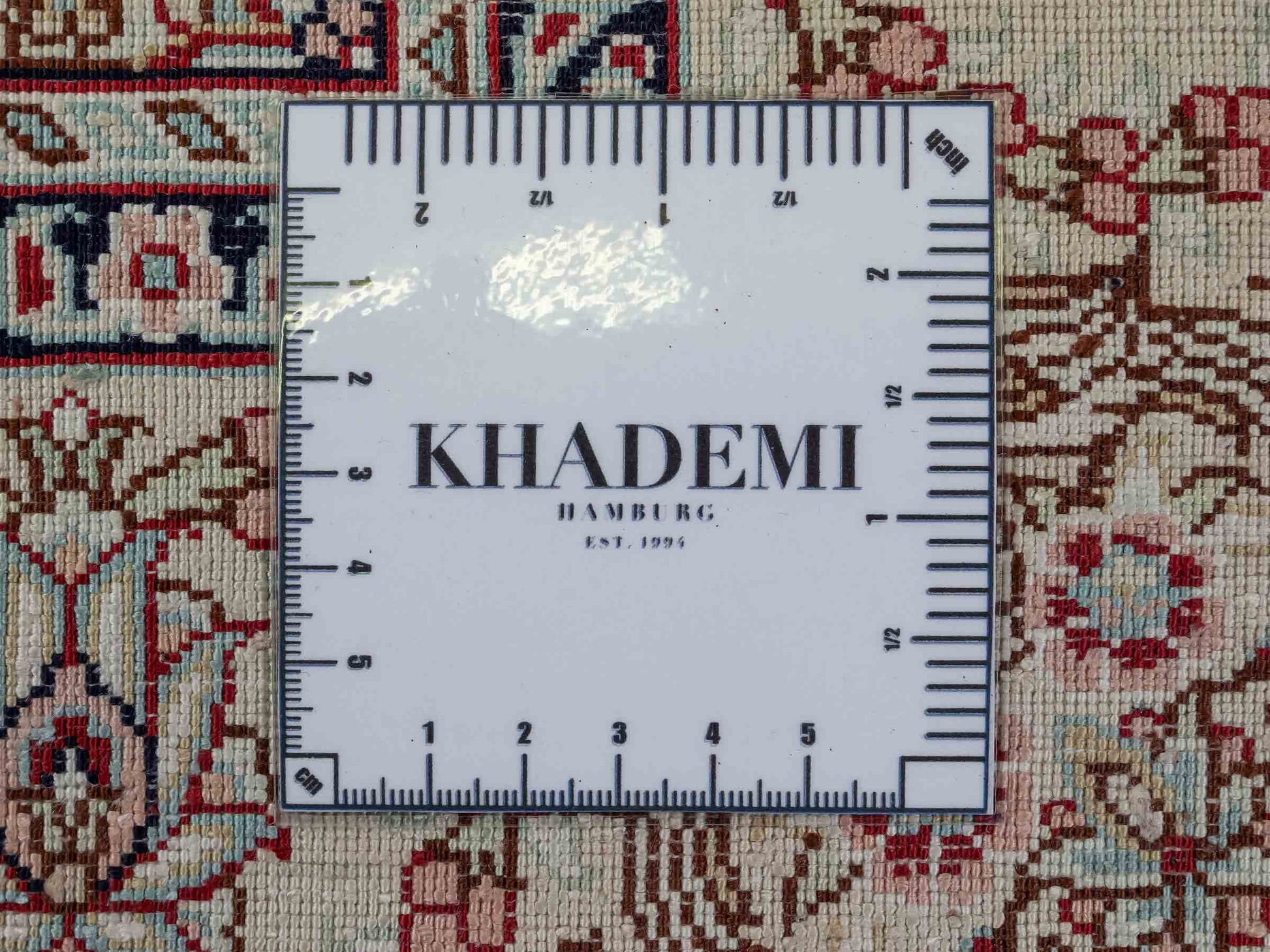 Sehr feiner, handgeknüpfter Khademi Orientteppich Läufer mit Hereke Design aus purer Seide, rot, creme. 306x79 cm. Vertrieb durch Jupiter Intl.
