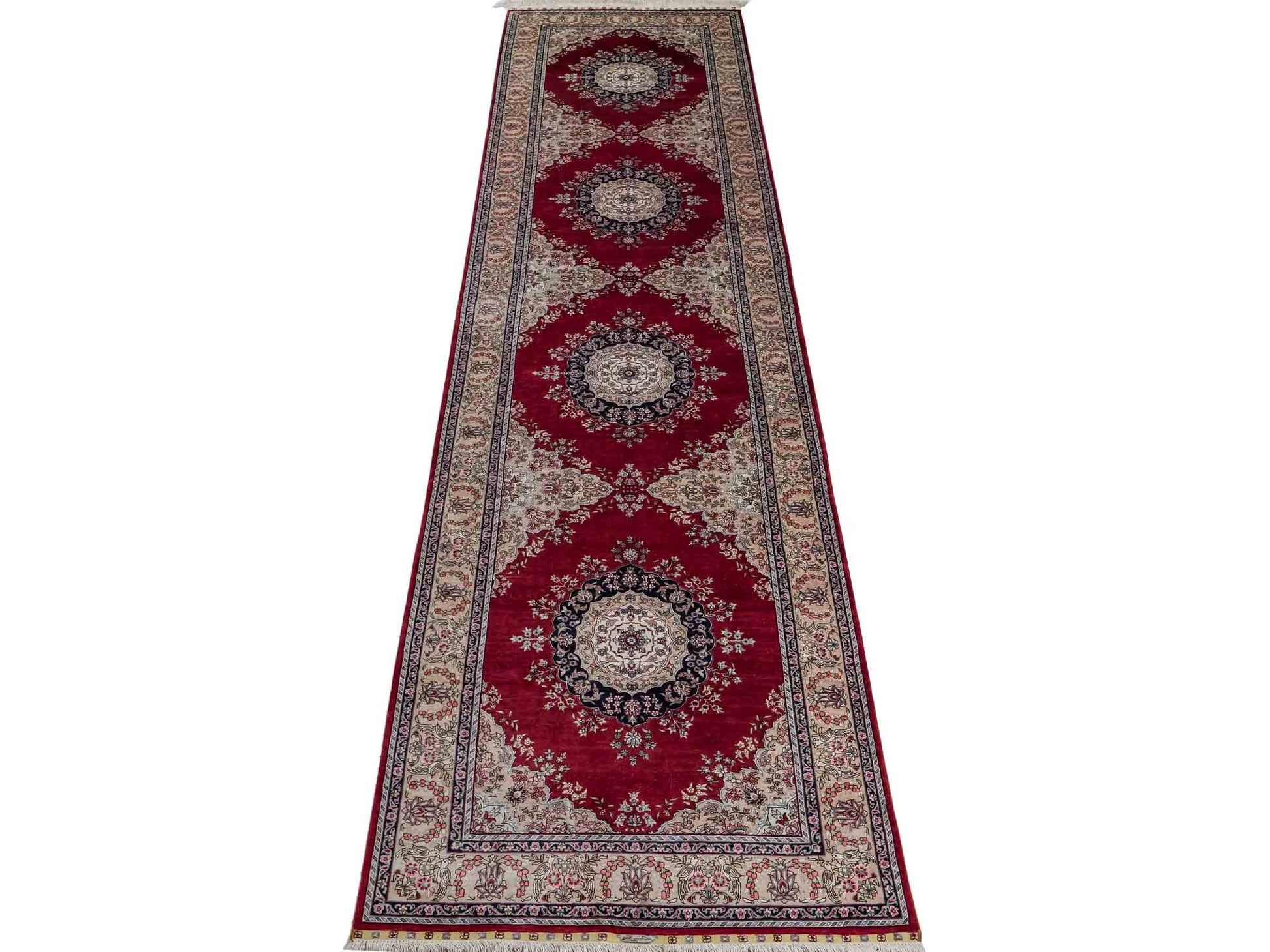 Sehr feiner, handgeknüpfter Khademi Orientteppich Läufer mit Hereke Design aus purer Seide, rot, creme. 306x79 cm. Vertrieb durch Jupiter Intl.