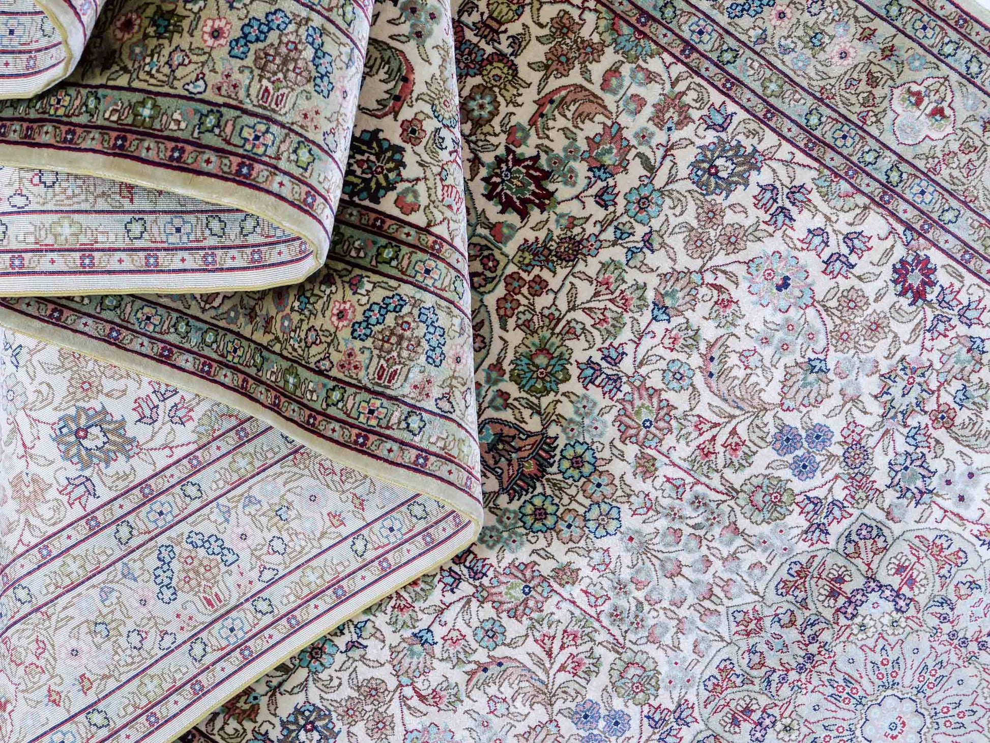 Sehr feiner, handgeknüpfter Khademi Orientteppich mit Hereke Design aus purer Seide, creme, weiß, beige. 307x79 cm. Vertrieb durch Jupiter Intl.