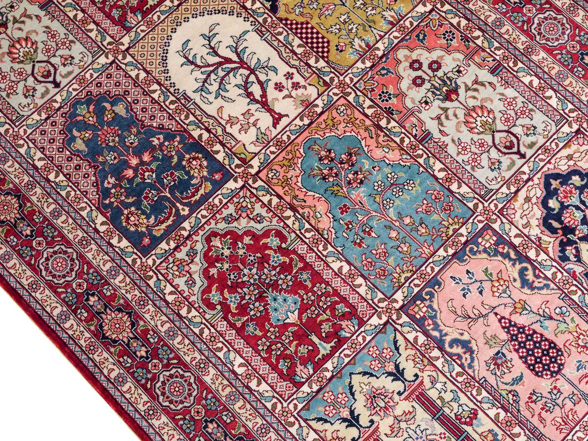 Sehr feiner, handgeknüpfter Khademi Orientteppich Läufer mit Hereke Design aus Seide, rot, multicolor. 368x78 cm. Vertrieb durch Jupiter Intl.