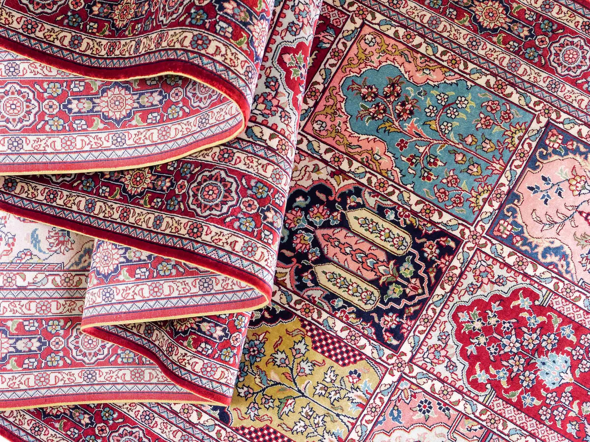 Sehr feiner, handgeknüpfter Khademi Orientteppich Läufer mit Hereke Design aus Seide, rot, multicolor. 368x78 cm. Vertrieb durch Jupiter Intl.
