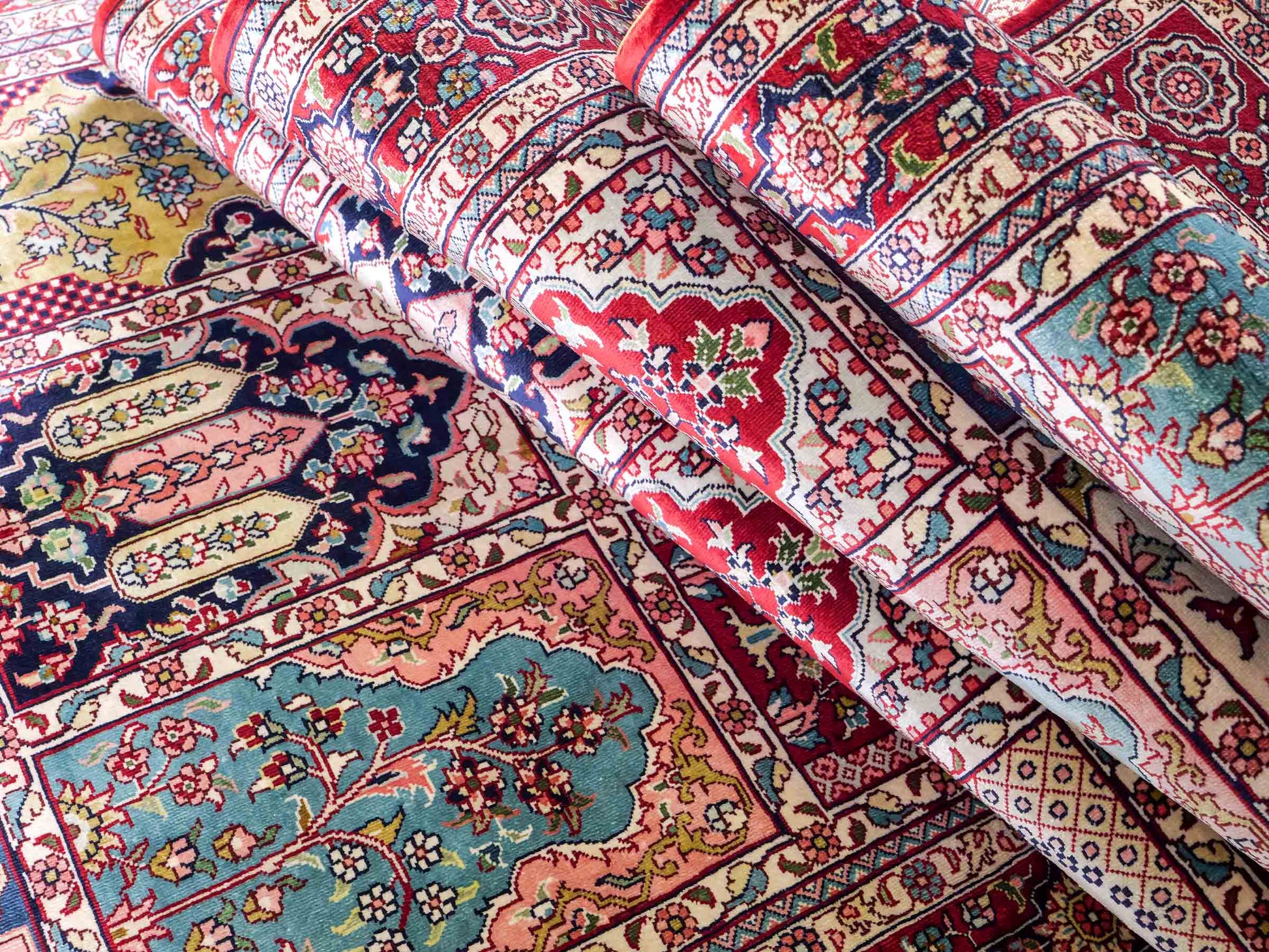 Sehr feiner, handgeknüpfter Khademi Orientteppich Läufer mit Hereke Design aus Seide, rot, multicolor. 368x78 cm. Vertrieb durch Jupiter Intl.
