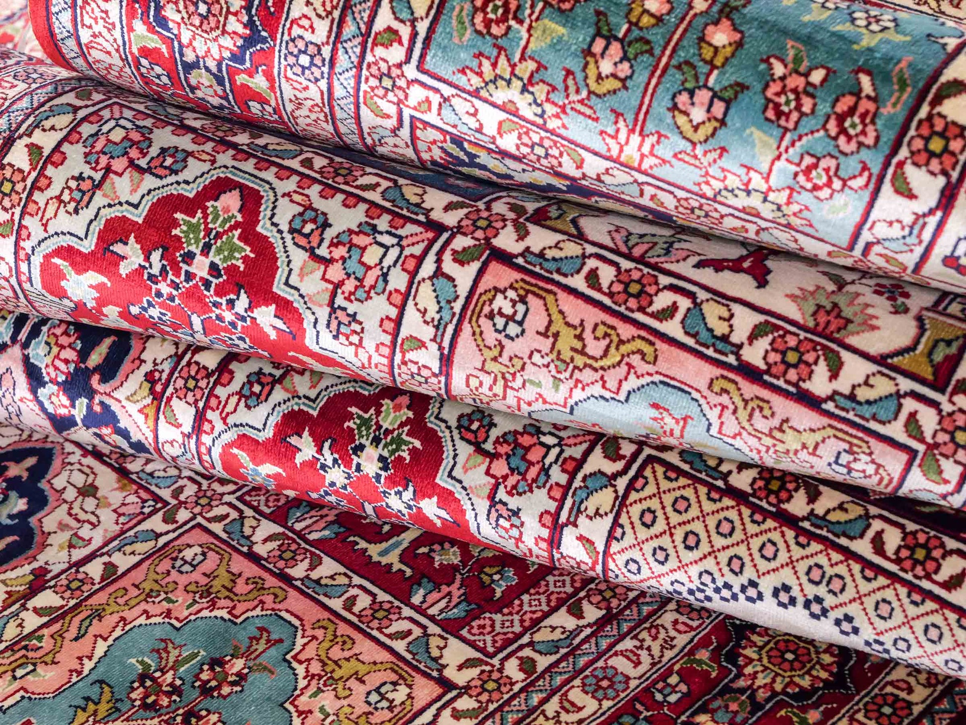 Sehr feiner, handgeknüpfter Khademi Orientteppich Läufer mit Hereke Design aus Seide, rot, multicolor. 308x78 cm. Vertrieb durch Jupiter Intl.