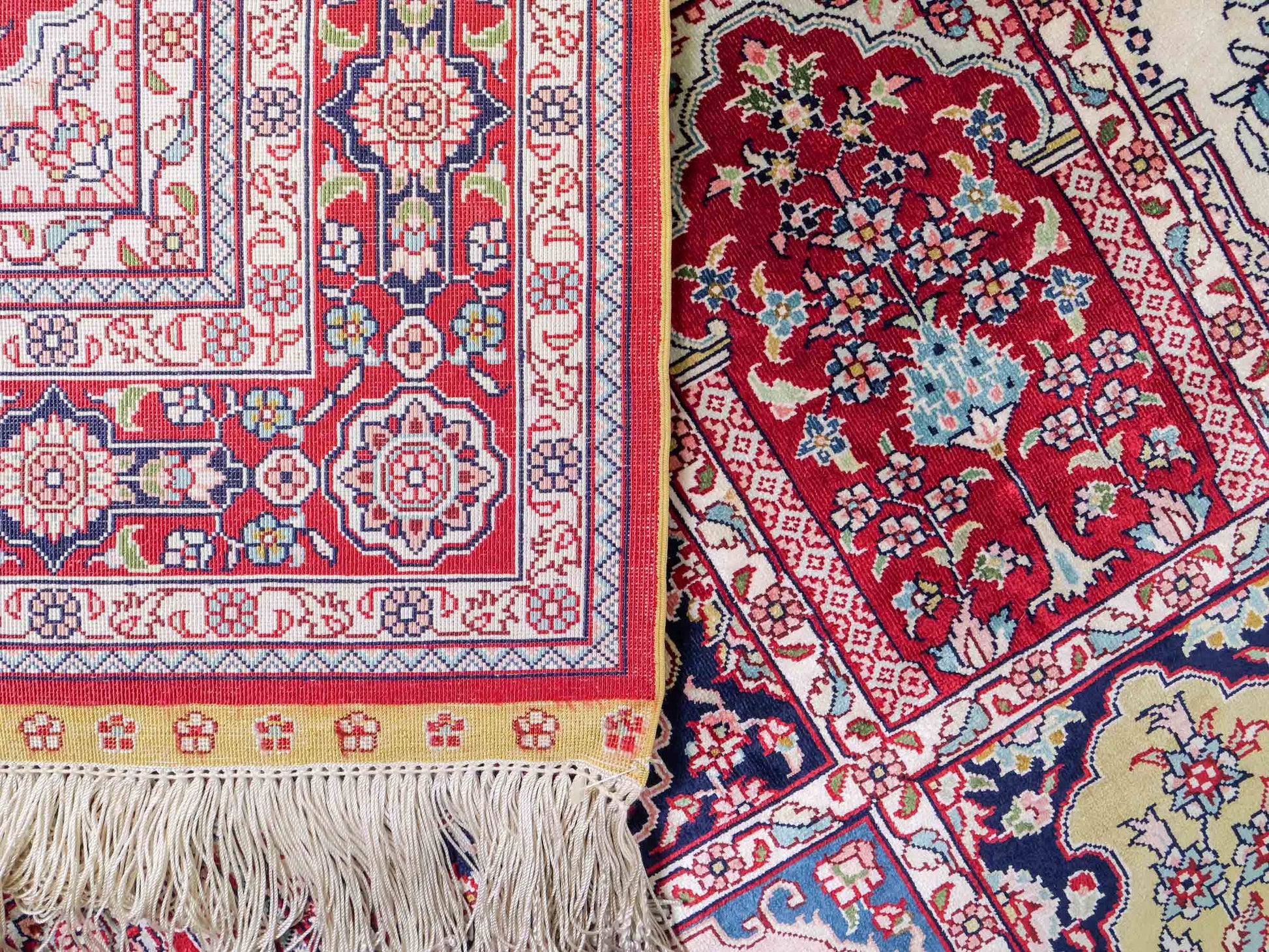 Sehr feiner, handgeknüpfter Khademi Orientteppich Läufer mit Hereke Design aus Seide, rot, multicolor. 368x78 cm. Vertrieb durch Jupiter Intl.