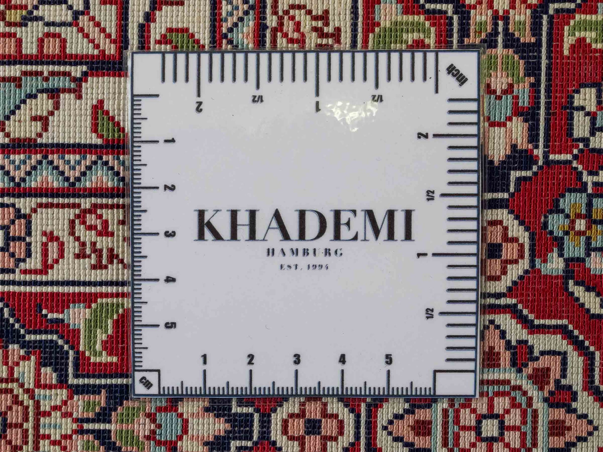 Sehr feiner, handgeknüpfter Khademi Orientteppich Läufer mit Hereke Design aus Seide, rot, multicolor. 368x78 cm. Vertrieb durch Jupiter Intl.