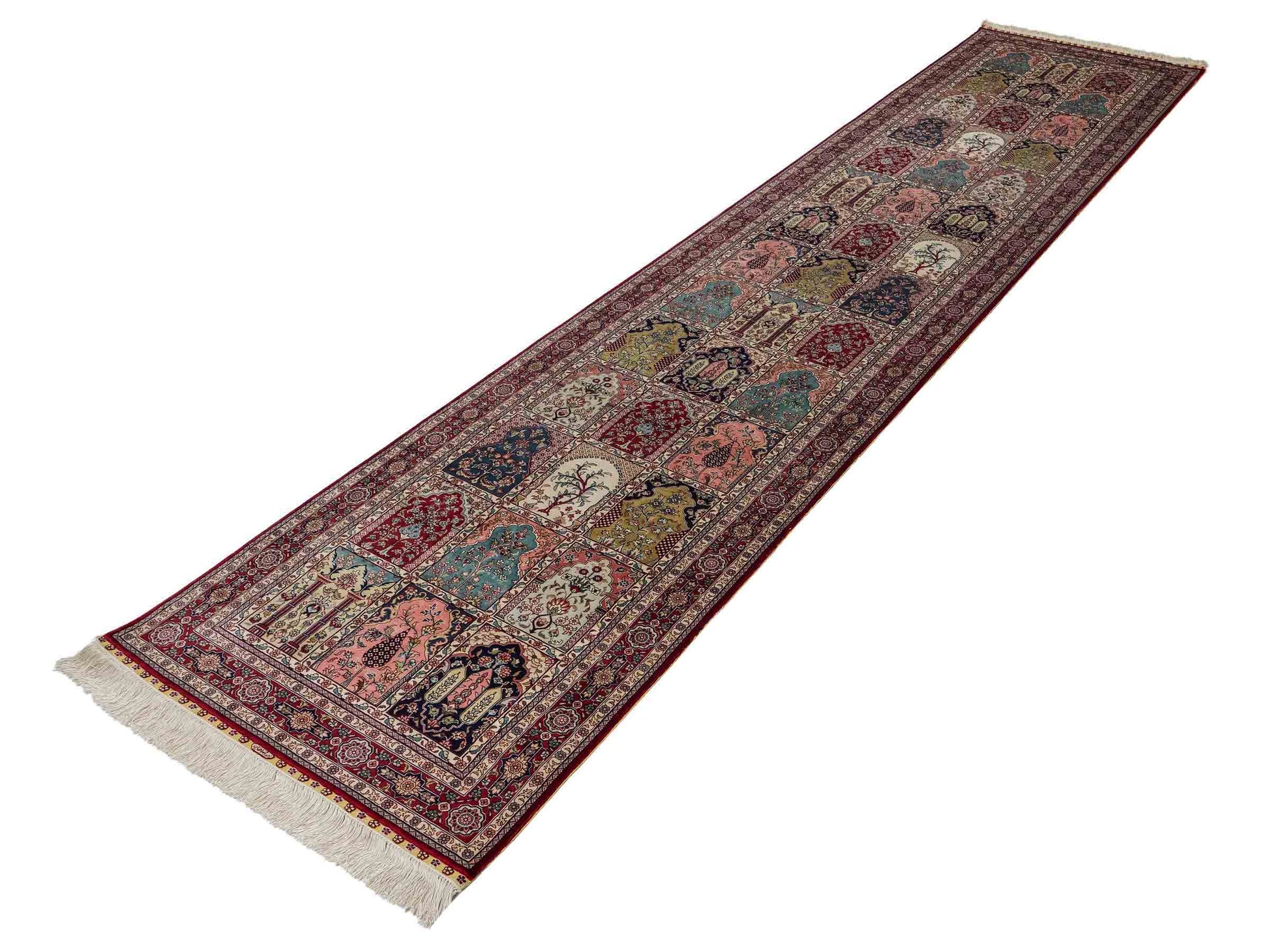 Sehr feiner, handgeknüpfter Khademi Orientteppich Läufer mit Hereke Design aus Seide, rot, multicolor. 368x78 cm. Vertrieb durch Jupiter Intl.
