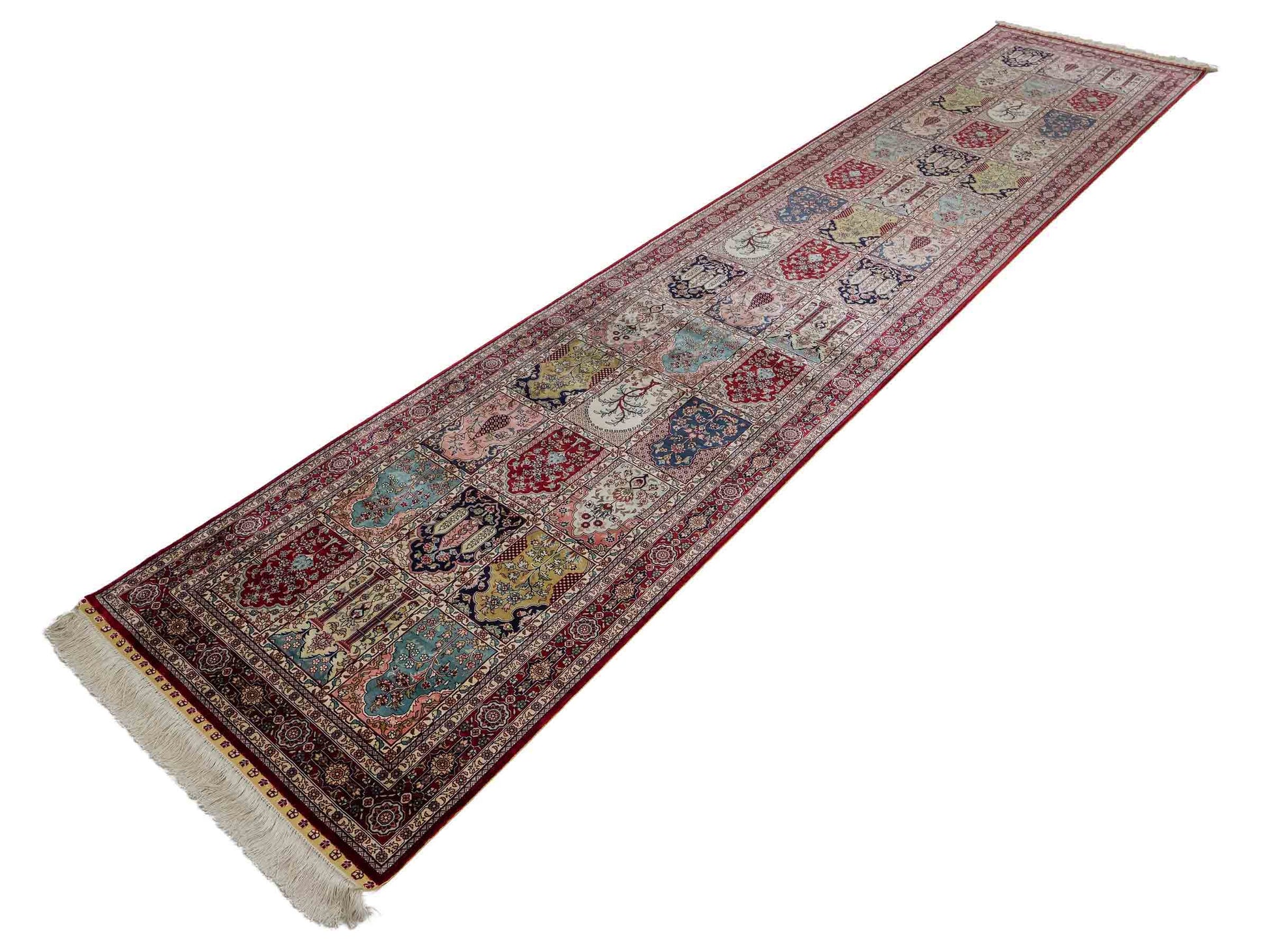 Sehr feiner, handgeknüpfter Khademi Orientteppich Läufer mit Hereke Design aus Seide, rot, multicolor. 368x78 cm. Vertrieb durch Jupiter Intl.