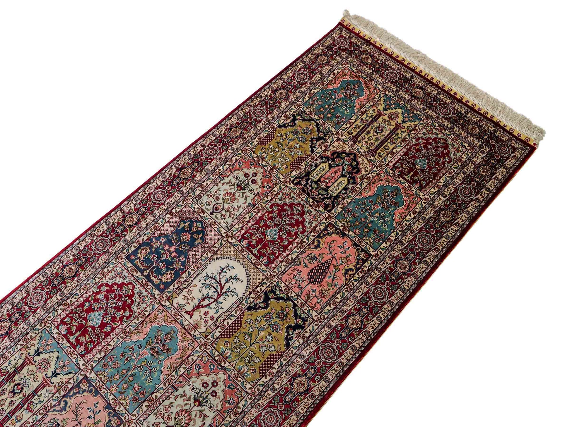 Sehr feiner, handgeknüpfter Khademi Orientteppich Läufer mit Hereke Design aus Seide, rot, multicolor. 368x78 cm. Vertrieb durch Jupiter Intl.