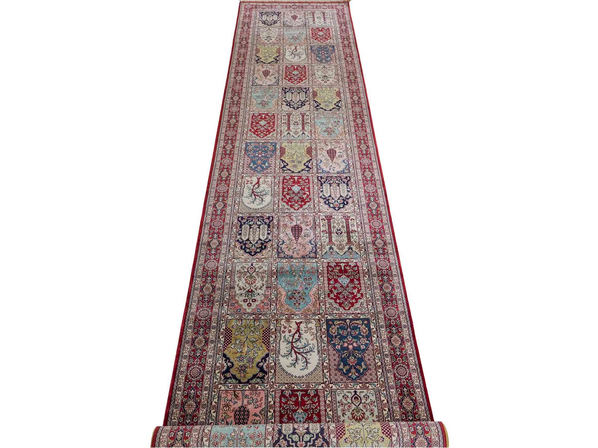 Sehr feiner, handgeknüpfter Khademi Orientteppich Läufer mit Hereke Design aus Seide, rot, multicolor. 368x78 cm. Vertrieb durch Jupiter Intl.