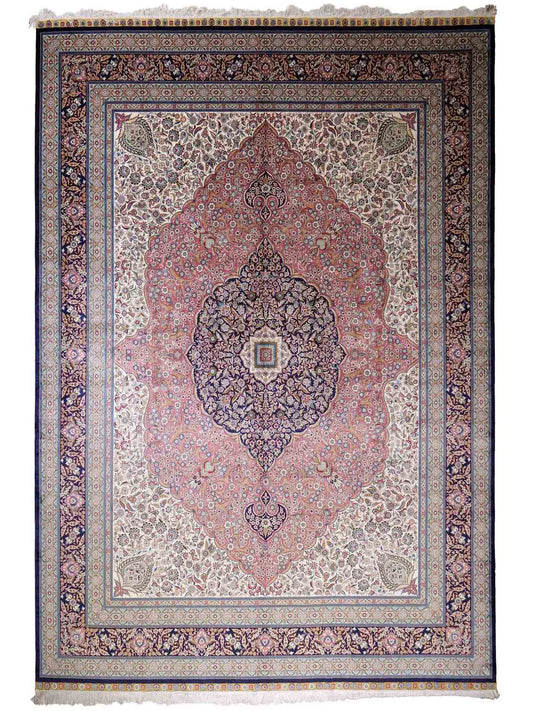 Sehr feiner, handgeknüpfter Khademi Orientteppich mit Hereke Design aus reiner Seide, rosa, blau, weiß. 370x279 cm. Vertrieb durch Jupiter Intl.