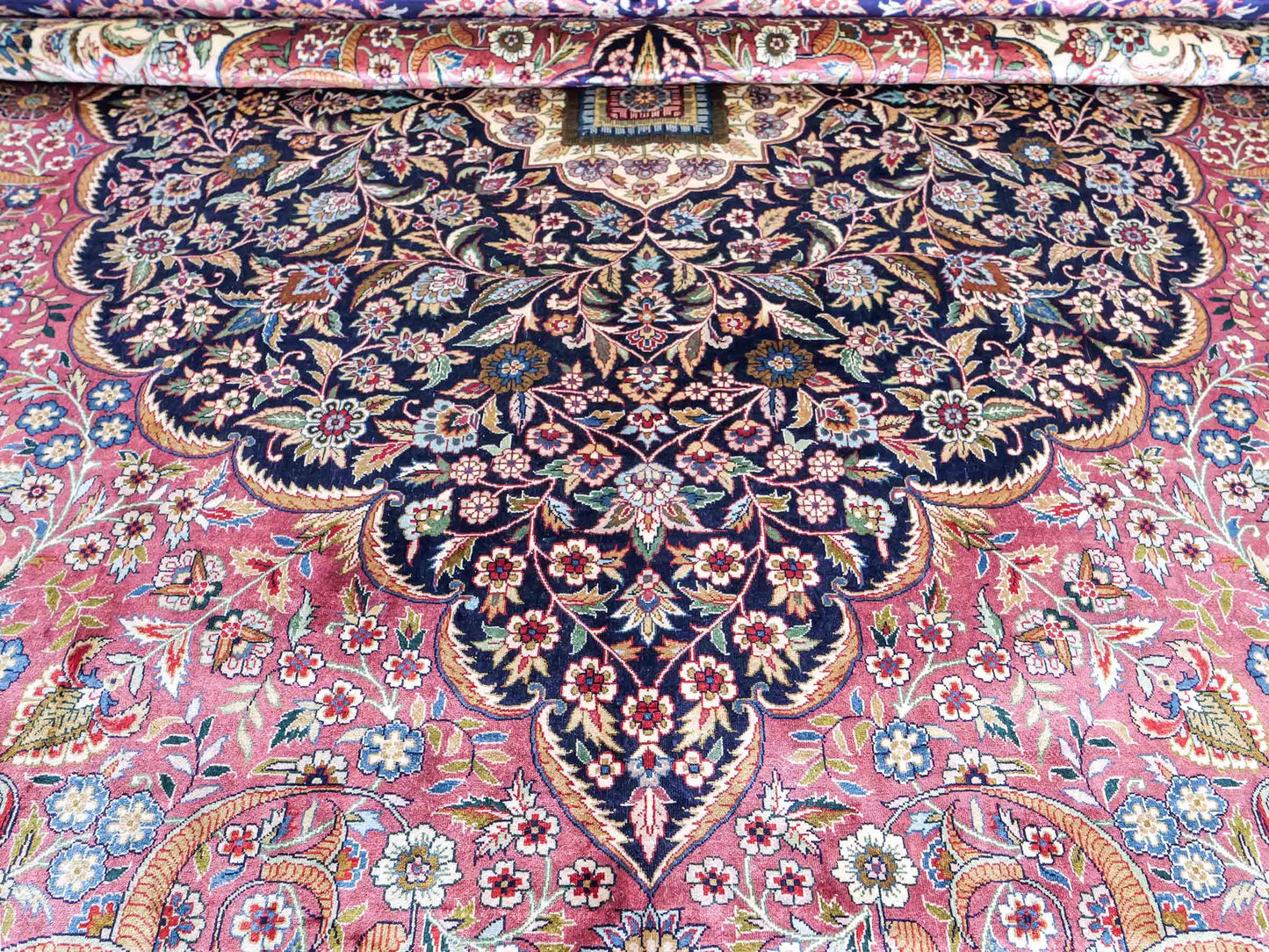Sehr feiner, handgeknüpfter Khademi Orientteppich mit Hereke Design aus reiner Seide, rosa, blau, weiß. 370x279 cm. Vertrieb durch Jupiter Intl.