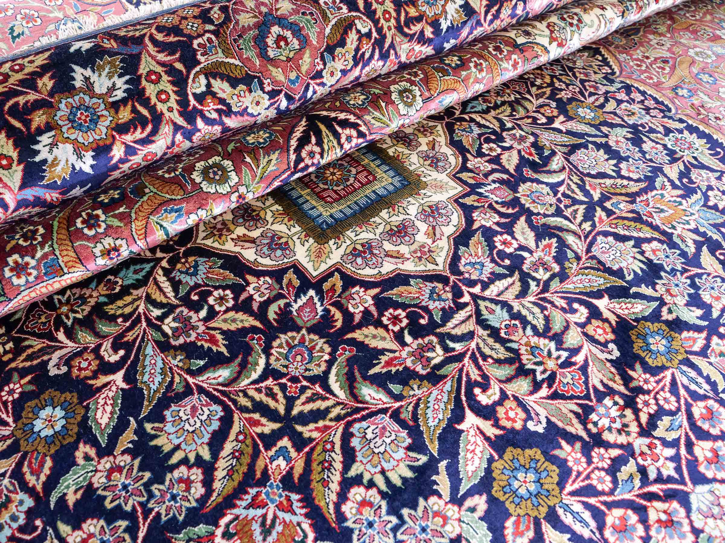 Sehr feiner, handgeknüpfter Khademi Orientteppich mit Hereke Design aus reiner Seide, rosa, blau, weiß. 370x279 cm. Vertrieb durch Jupiter Intl.