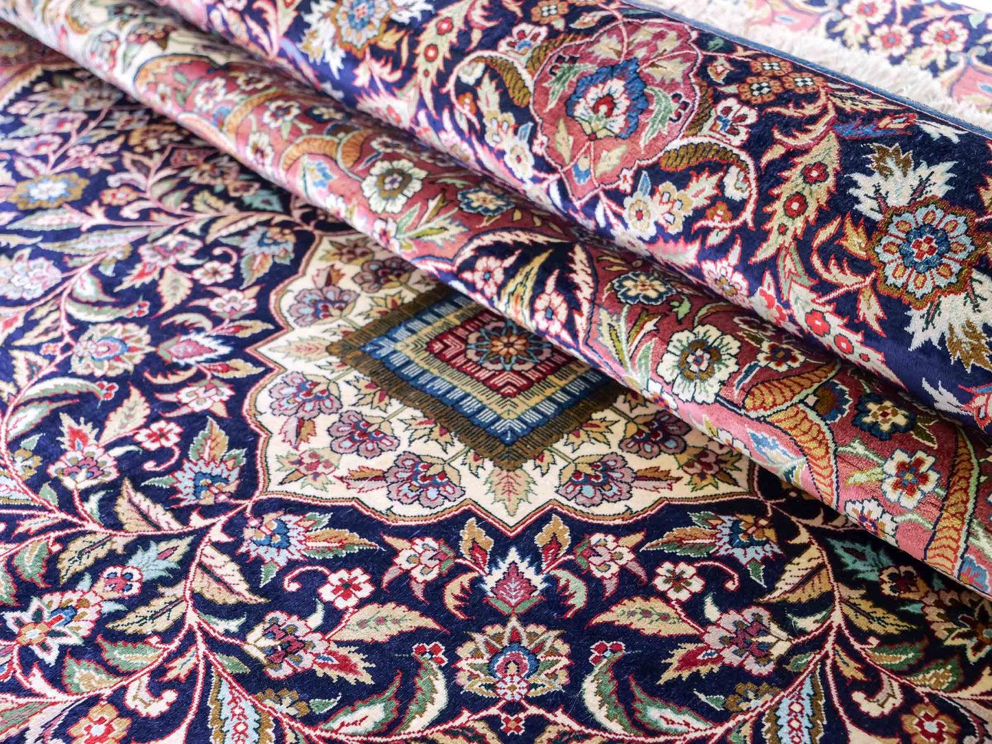 Sehr feiner, handgeknüpfter Khademi Orientteppich mit Hereke Design aus reiner Seide, rosa, blau, weiß. 370x279 cm. Vertrieb durch Jupiter Intl.