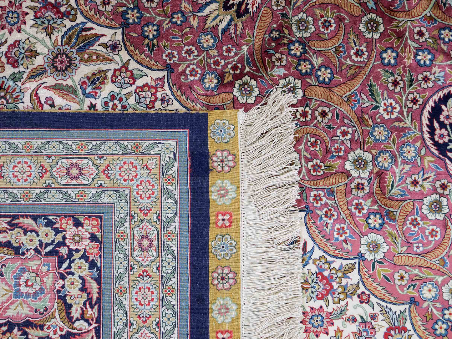 Sehr feiner, handgeknüpfter Khademi Orientteppich mit Hereke Design aus reiner Seide, rosa, blau, weiß. 370x279 cm. Vertrieb durch Jupiter Intl.