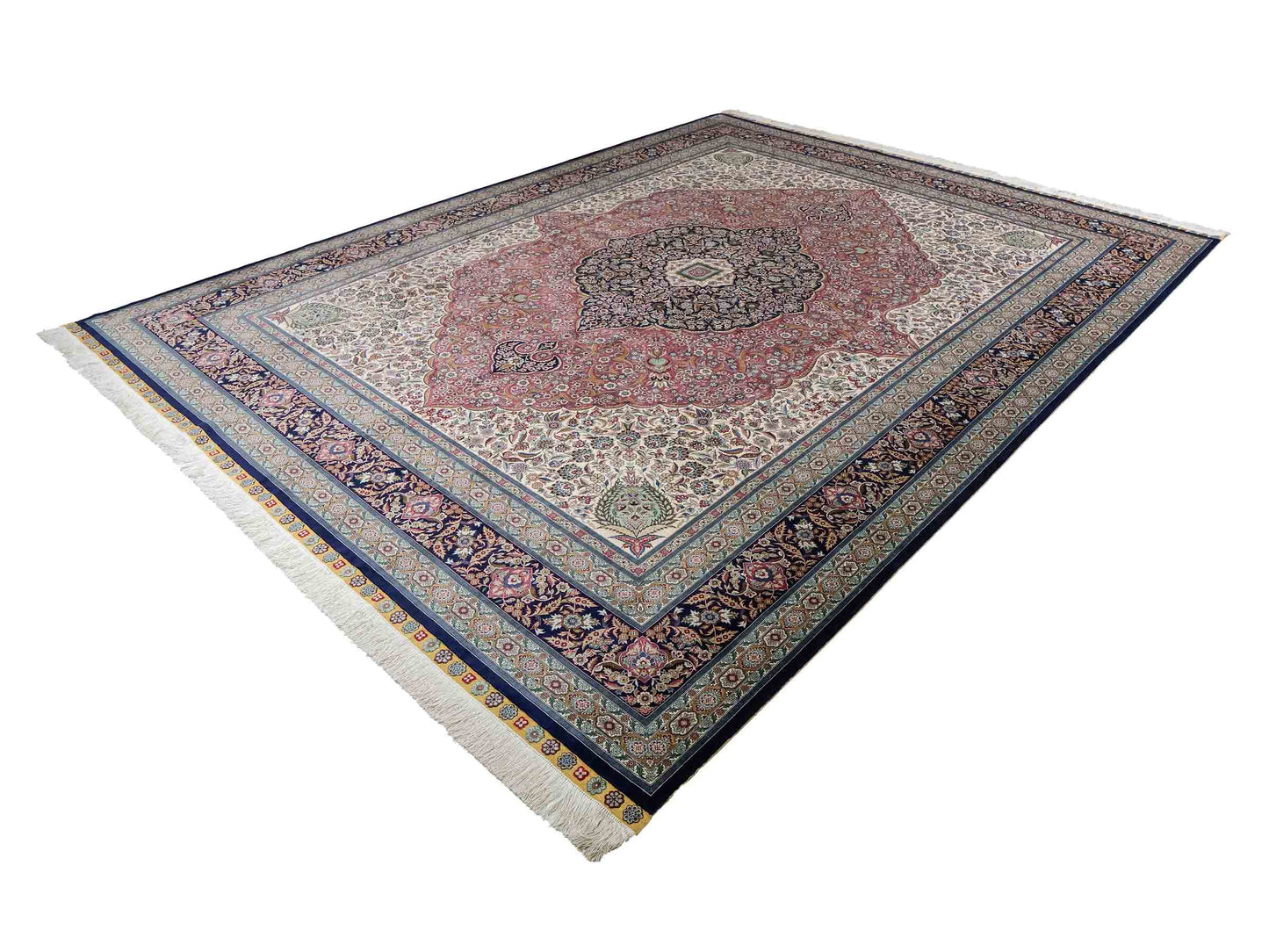 Sehr feiner, handgeknüpfter Khademi Orientteppich mit Hereke Design aus reiner Seide, rosa, blau, weiß. 370x279 cm. Vertrieb durch Jupiter Intl.