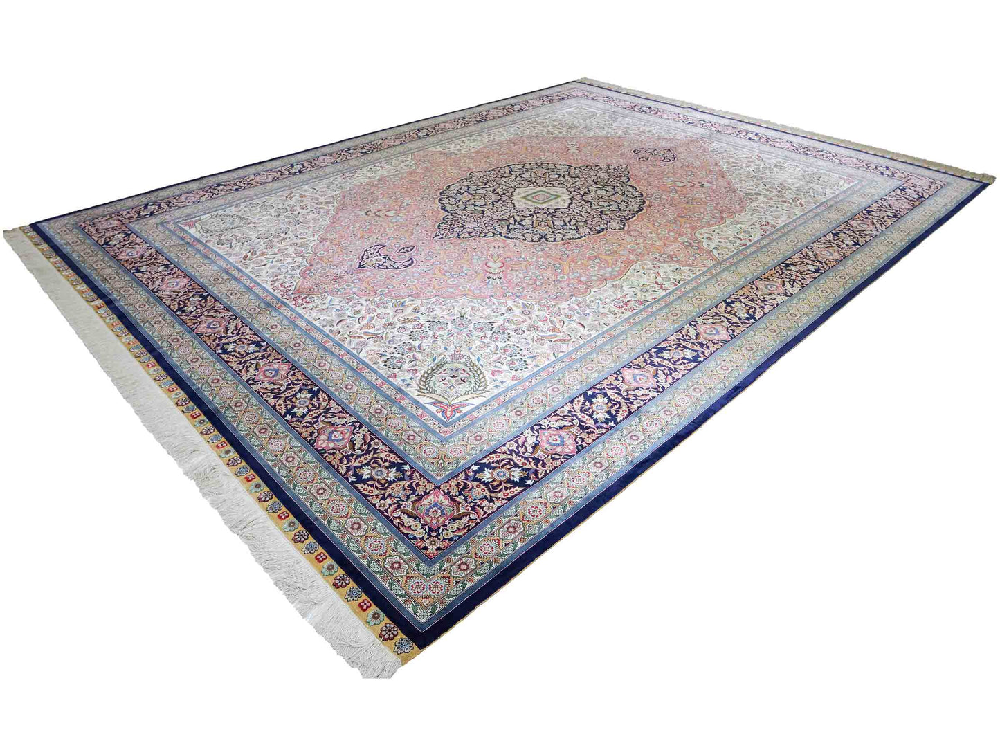 Sehr feiner, handgeknüpfter Khademi Orientteppich mit Hereke Design aus reiner Seide, rosa, blau, weiß. 370x279 cm. Vertrieb durch Jupiter Intl.