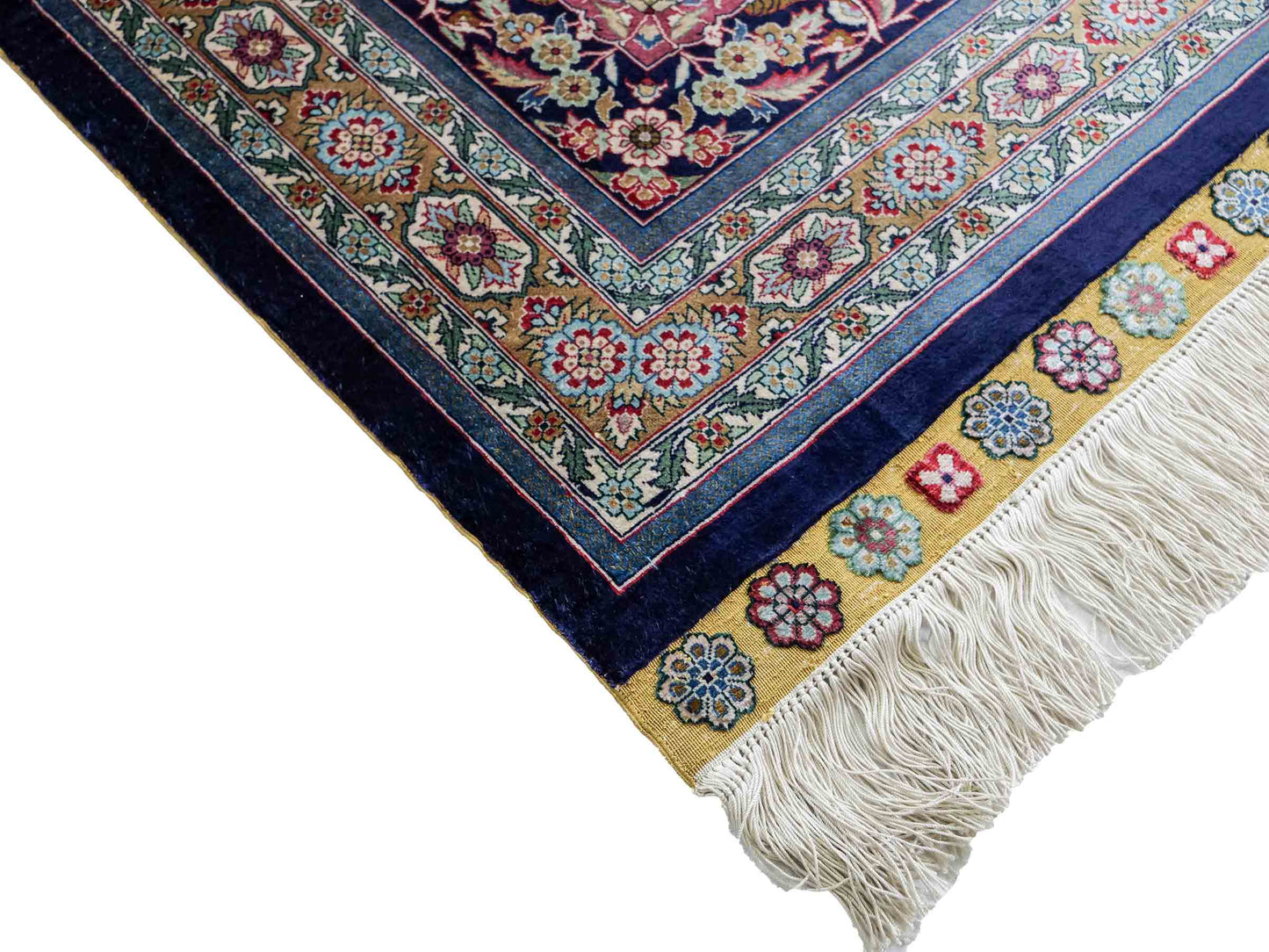 Sehr feiner, handgeknüpfter Khademi Orientteppich mit Hereke Design aus reiner Seide, rosa, blau, weiß. 370x279 cm. Vertrieb durch Jupiter Intl.