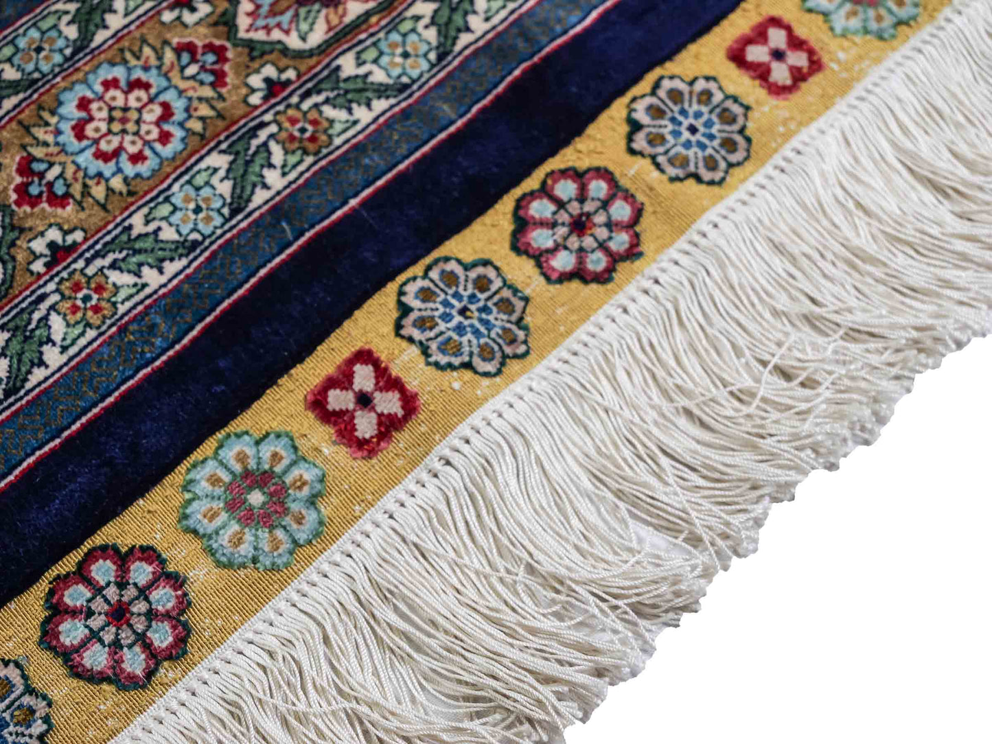 Sehr feiner, handgeknüpfter Khademi Orientteppich mit Hereke Design aus reiner Seide, rosa, blau, weiß. 370x279 cm. Vertrieb durch Jupiter Intl.