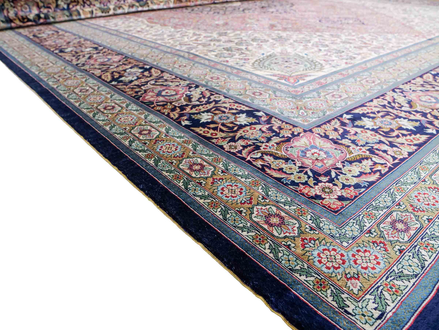 Sehr feiner, handgeknüpfter Khademi Orientteppich mit Hereke Design aus reiner Seide, rosa, blau, weiß. 370x279 cm. Vertrieb durch Jupiter Intl.