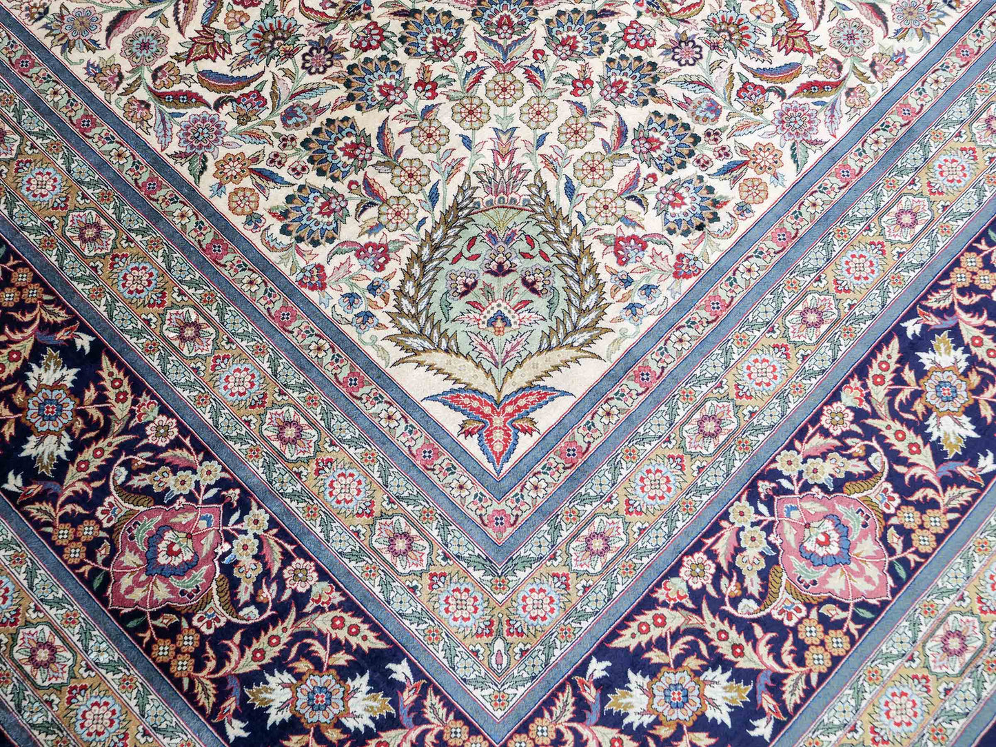 Sehr feiner, handgeknüpfter Khademi Orientteppich mit Hereke Design aus reiner Seide, rosa, blau, weiß. 370x279 cm. Vertrieb durch Jupiter Intl.