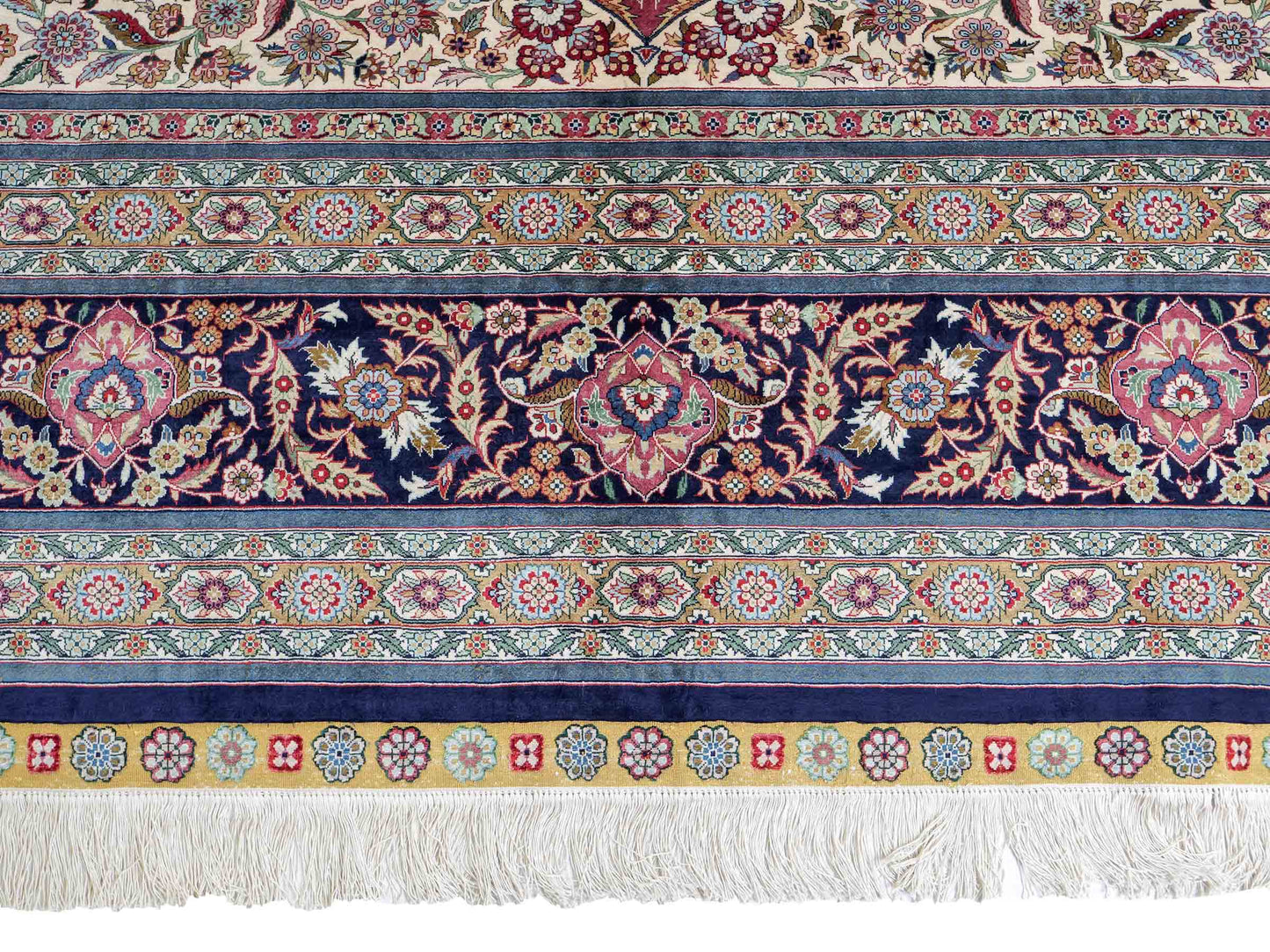 Sehr feiner, handgeknüpfter Khademi Orientteppich mit Hereke Design aus reiner Seide, rosa, blau, weiß. 370x279 cm. Vertrieb durch Jupiter Intl.
