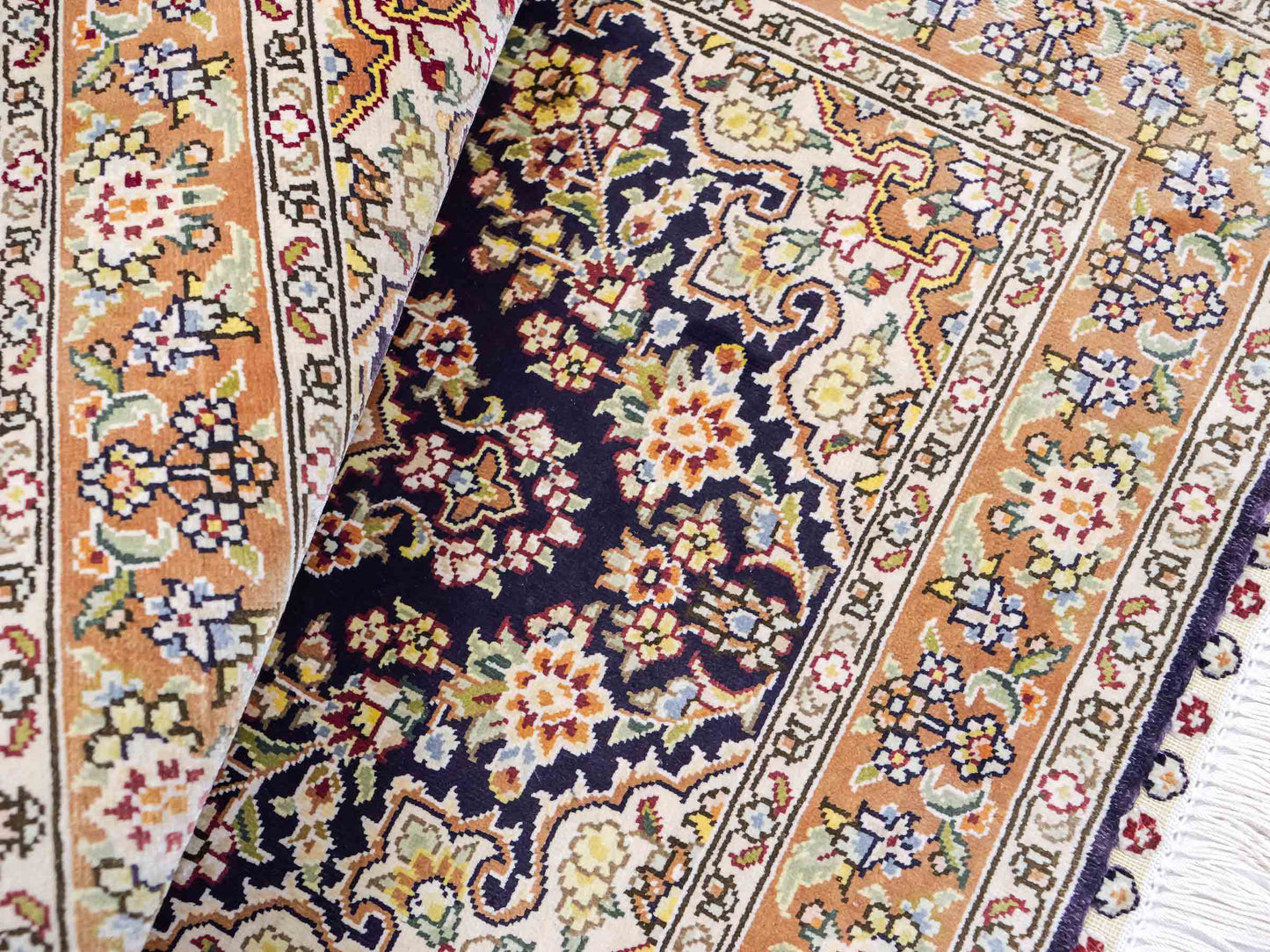 Sehr feiner, handgeknüpfter Khademi Orientteppich mit Hereke Design aus reiner Seide, blau, beige. 61x47 cm. Vertrieb durch Jupiter Intl.