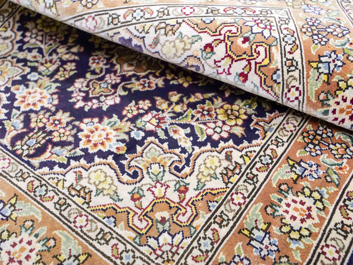 Sehr feiner, handgeknüpfter Khademi Orientteppich mit Hereke Design aus reiner Seide, blau, beige. 61x47 cm. Vertrieb durch Jupiter Intl.