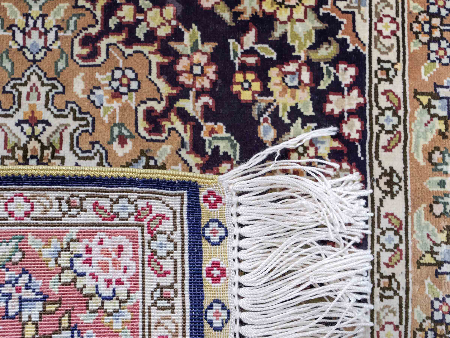 Sehr feiner, handgeknüpfter Khademi Orientteppich mit Hereke Design aus reiner Seide, blau, beige. 61x47 cm. Vertrieb durch Jupiter Intl.