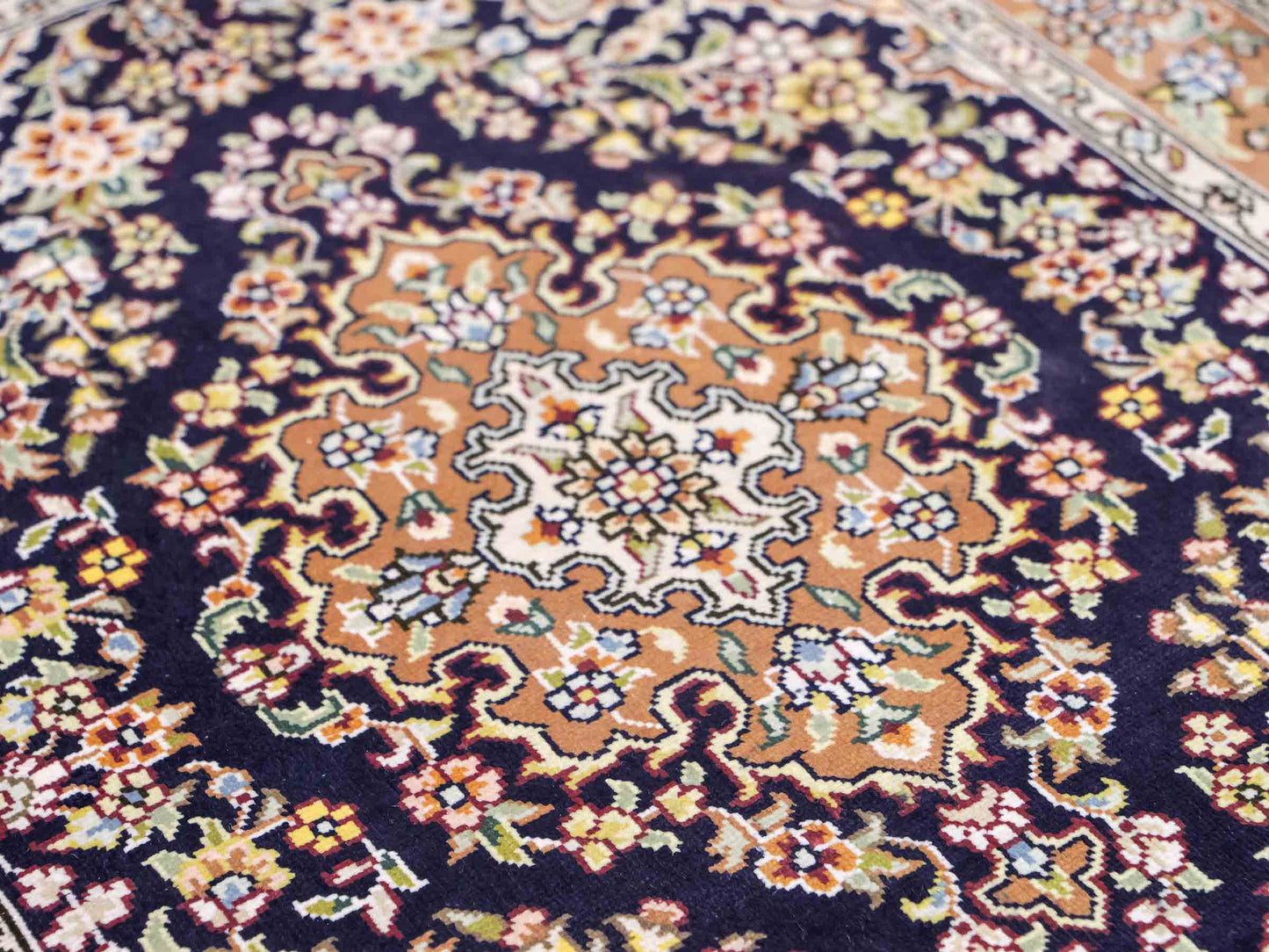 Sehr feiner, handgeknüpfter Khademi Orientteppich mit Hereke Design aus reiner Seide, blau, beige. 61x47 cm. Vertrieb durch Jupiter Intl.