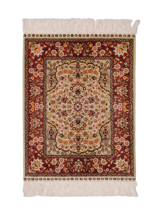 Sehr feiner, handgeknüpfter Khademi Orientteppich mit Hereke Design aus reiner Seide, oliv, rosa. 61x48 cm. Vertrieb durch Jupiter Intl.