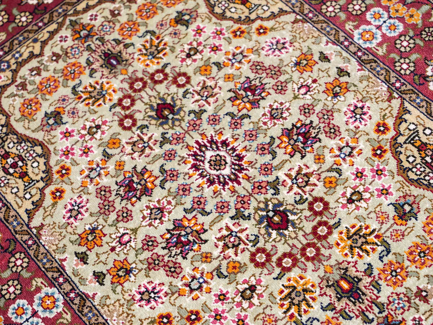Sehr feiner, handgeknüpfter Khademi Orientteppich mit Hereke Design aus reiner Seide, oliv, rosa. 61x48 cm. Vertrieb durch Jupiter Intl.