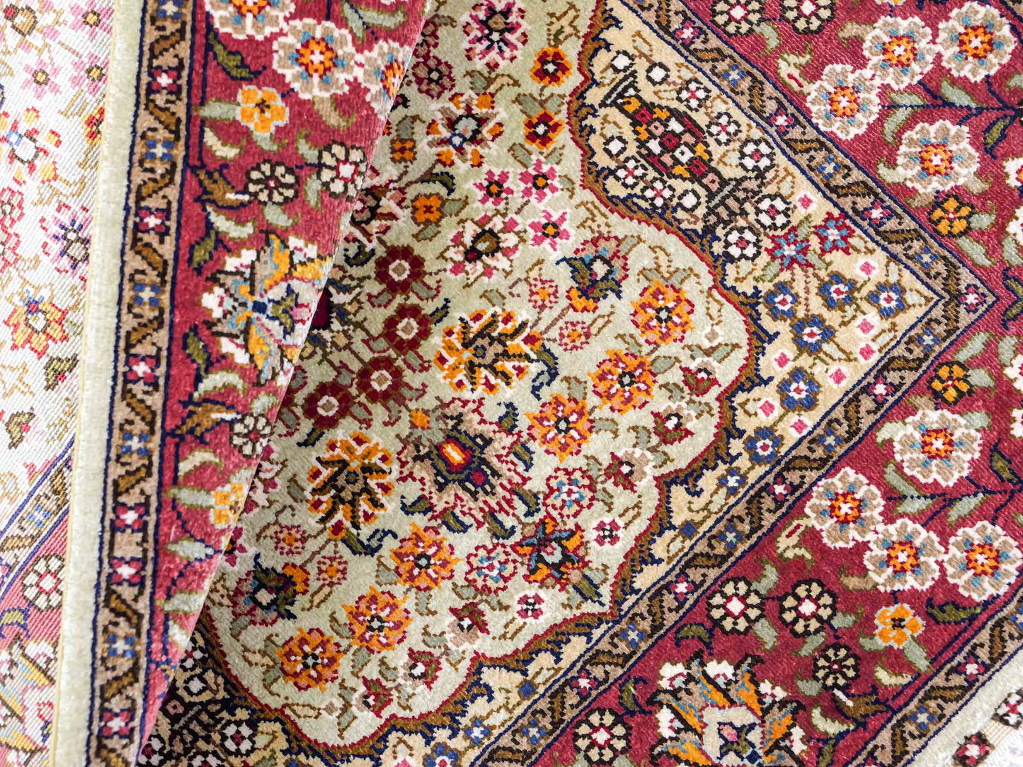 Sehr feiner, handgeknüpfter Khademi Orientteppich mit Hereke Design aus reiner Seide, oliv, rosa. 61x48 cm. Vertrieb durch Jupiter Intl.