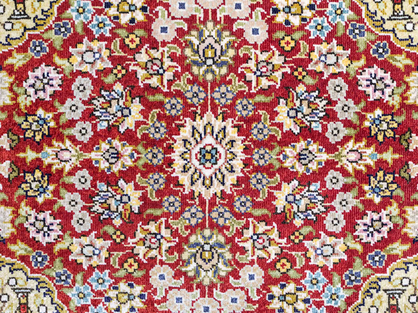Sehr feiner, handgeknüpfter Khademi Orientteppich mit Hereke Design aus reiner Seide, rot, grün. 62x47 cm. Vertrieb durch Jupiter Intl.