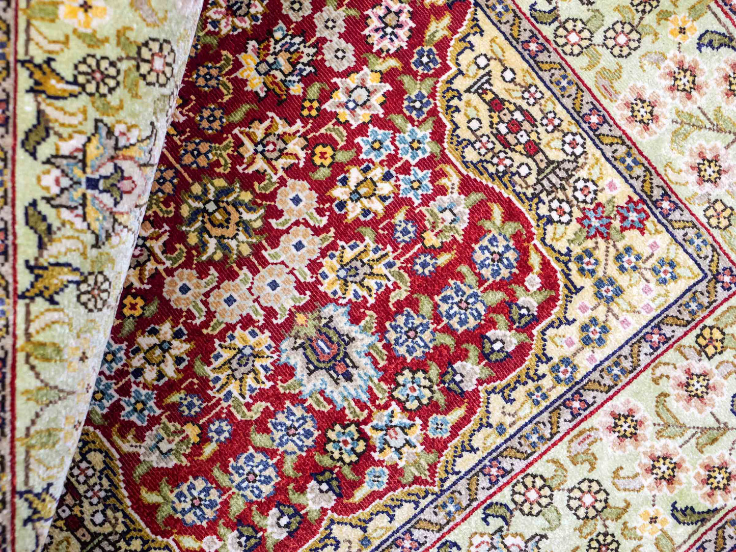 Sehr feiner, handgeknüpfter Khademi Orientteppich mit Hereke Design aus reiner Seide, rot, grün. 62x47 cm. Vertrieb durch Jupiter Intl.