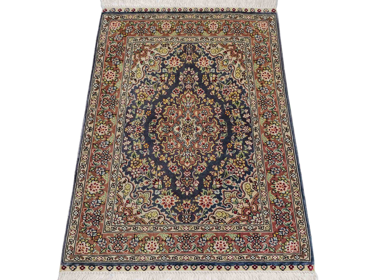 Sehr feiner, handgeknüpfter Khademi Orientteppich mit Hereke Design aus reiner Seide, blau, braun. 62x47 cm. Vertrieb durch Jupiter Intl.