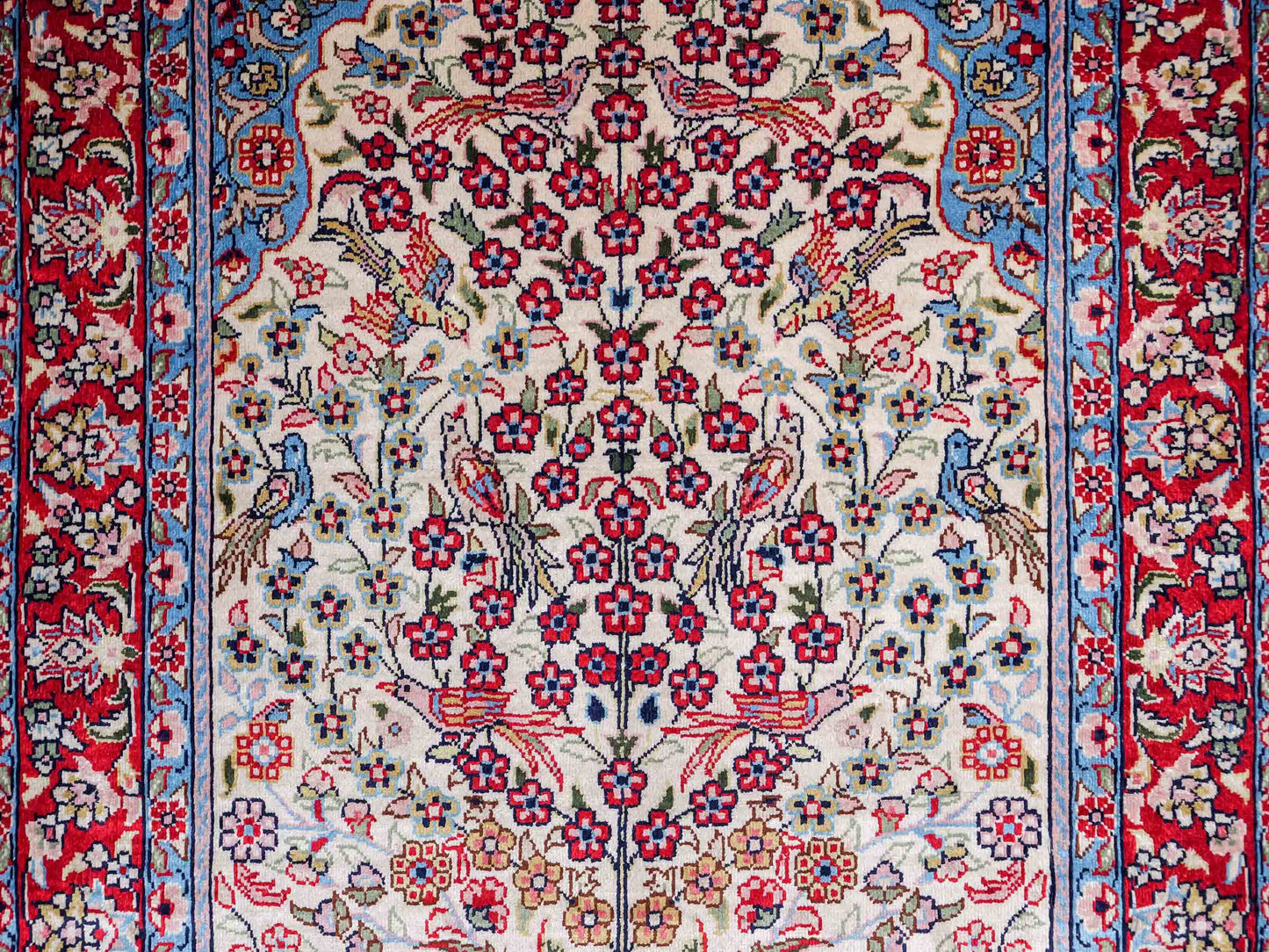 Sehr feiner, handgeknüpfter Khademi Orientteppich mit Hereke Design aus reiner Seide, creme, weiß, rot, blau. 63x47 cm. Vertrieb durch Jupiter Intl.