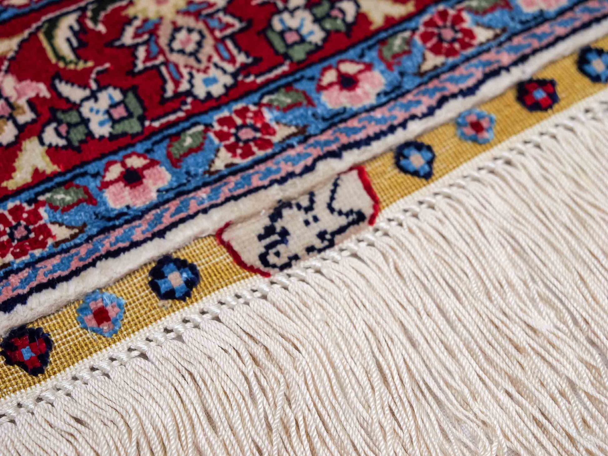 Sehr feiner, handgeknüpfter Khademi Orientteppich mit Hereke Design aus reiner Seide, creme, weiß, rot, blau. 63x47 cm. Vertrieb durch Jupiter Intl.