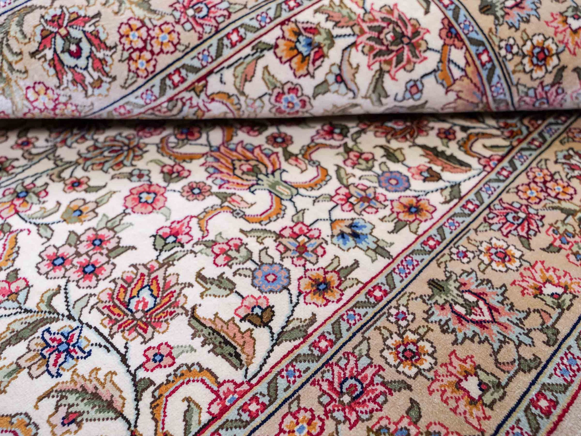 Sehr feiner, handgeknüpfter Khademi Orientteppich mit Hereke Design aus reiner Seide, beige, creme, weiß. 92x63 cm. Vertrieb durch Jupiter Intl.
