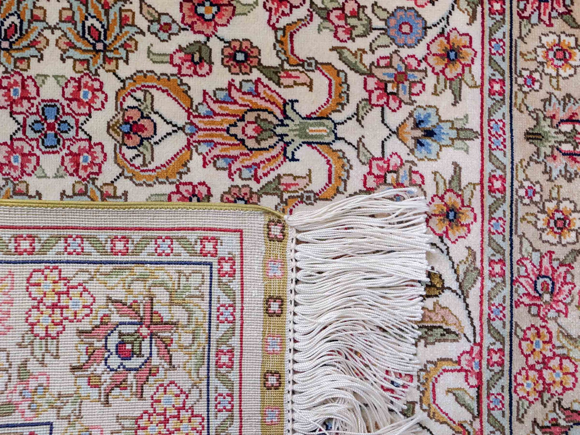 Sehr feiner, handgeknüpfter Khademi Orientteppich mit Hereke Design aus reiner Seide, beige, creme, weiß. 92x63 cm. Vertrieb durch Jupiter Intl.