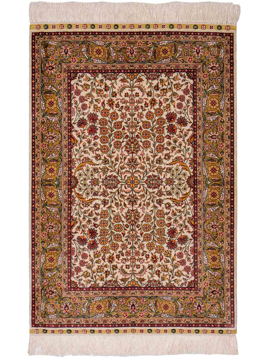 Sehr feiner, handgeknüpfter Khademi Orientteppich mit Hereke Design aus reiner Seide, creme, beige, weiß. 93x63 cm. Vertrieb durch Jupiter Intl.