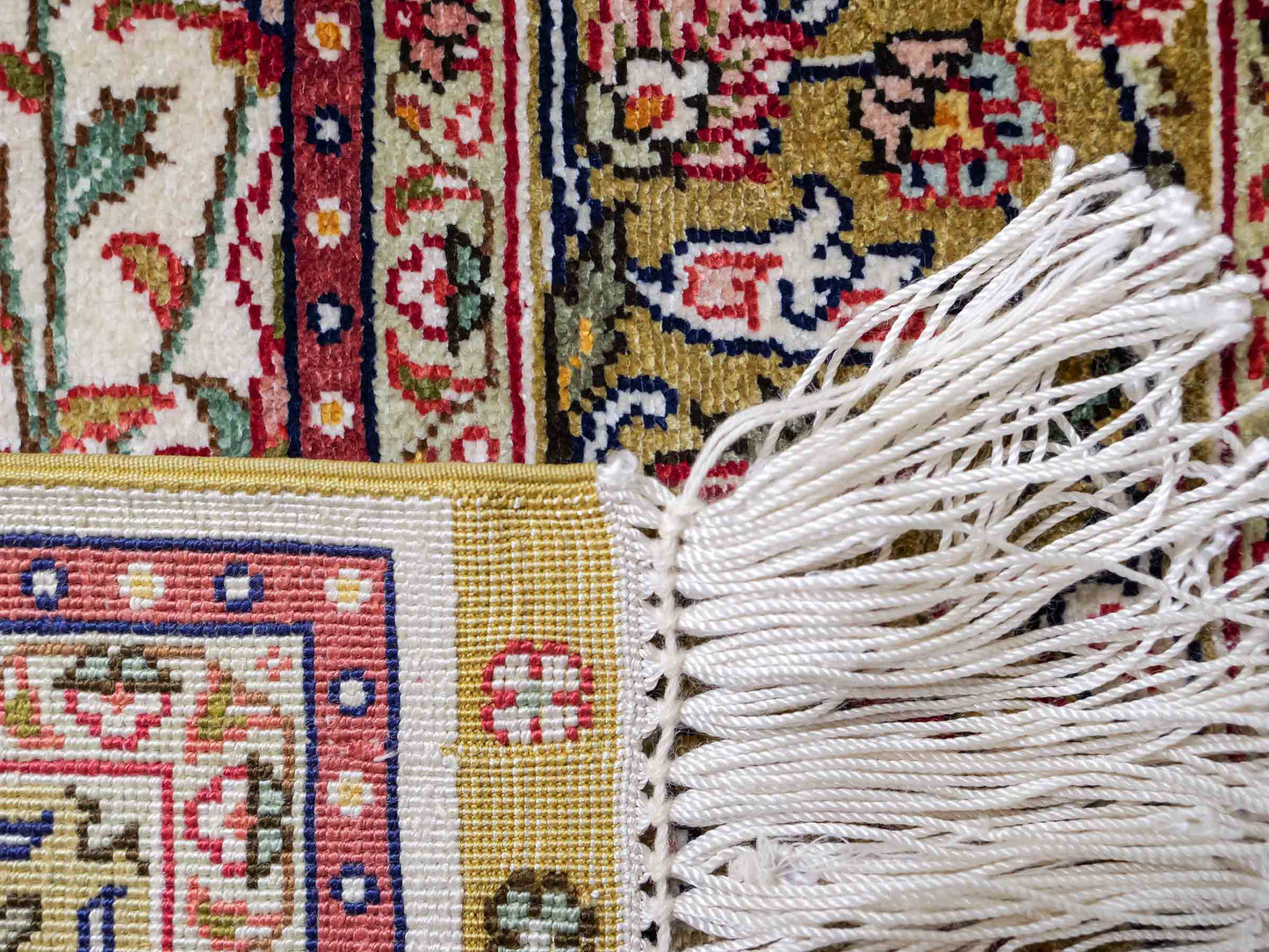 Sehr feiner, handgeknüpfter Khademi Orientteppich mit Hereke Design aus reiner Seide, creme, beige, weiß. Vertrieb durch Jupiter Intl.