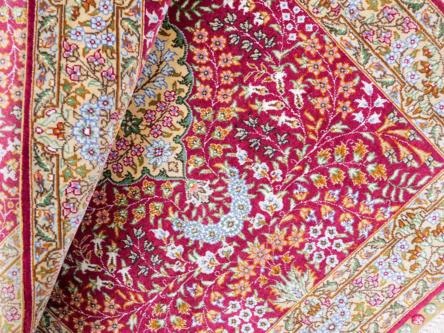Sehr feiner, handgeknüpfter Khademi Orientteppich mit Hereke Design aus reiner Seide, rot, creme. 93x63 cm. Vertrieb durch Jupiter Intl.