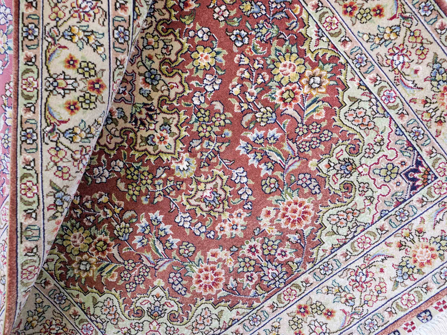 Sehr feiner, handgeknüpfter Khademi Orientteppich mit Hereke Design aus reiner Seide, rosa, creme. 93x63 cm. Vertrieb durch Jupiter Intl.
