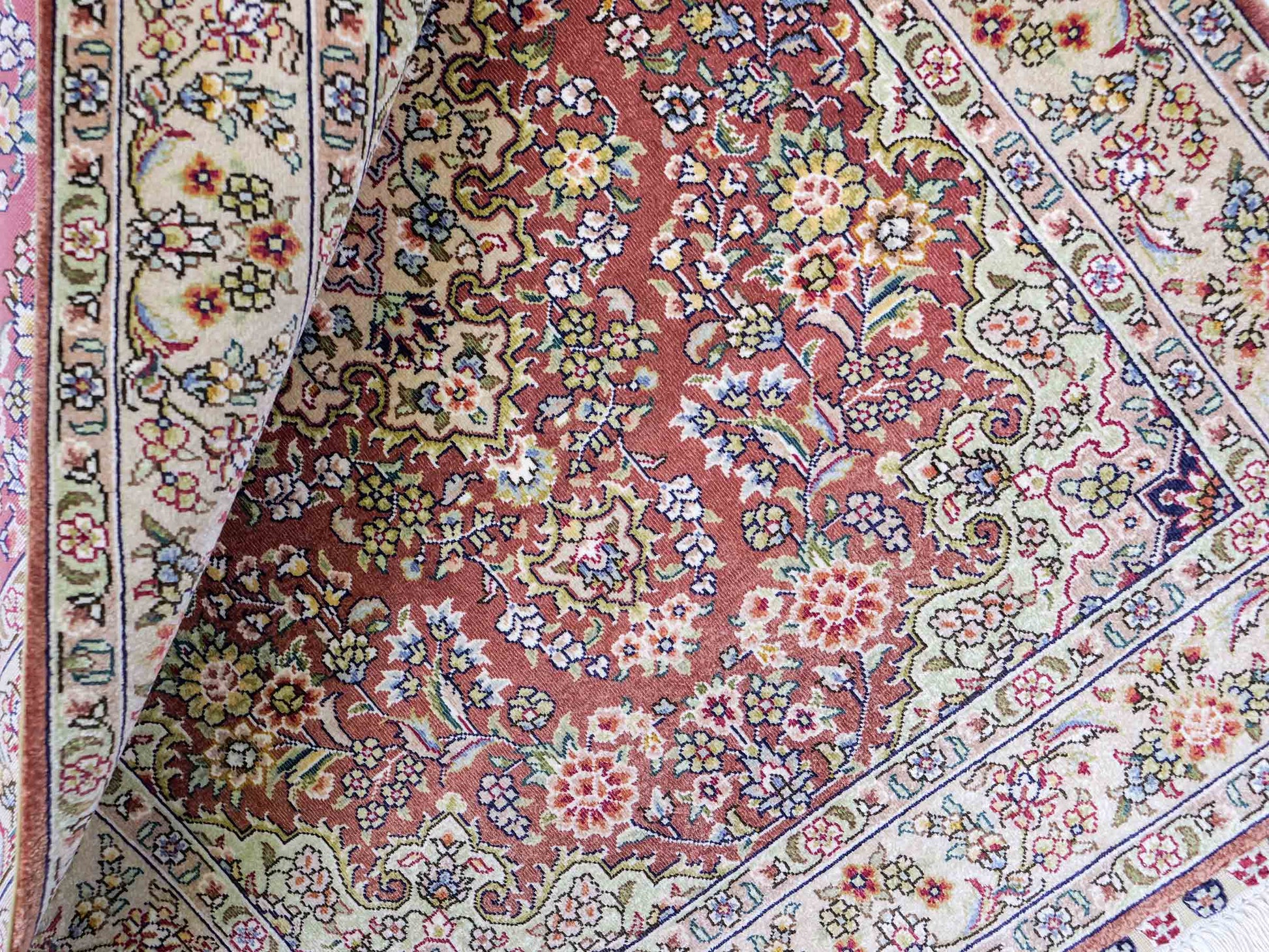 Sehr feiner, handgeknüpfter Khademi Orientteppich mit Hereke Design aus reiner Seide, rosa, creme. 93x63 cm. Vertrieb durch Jupiter Intl.