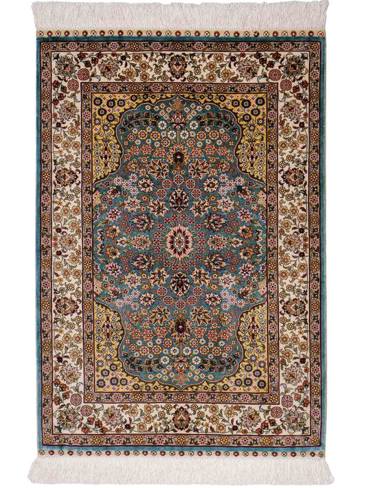 Sehr feiner, handgeknüpfter Khademi Orientteppich mit Hereke Design aus reiner Seide, blau, creme, beige. 93x63 cm. Vertrieb durch Jupiter Intl.