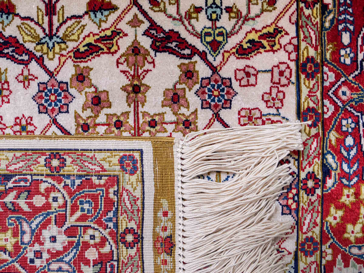 Sehr feiner, handgeknüpfter Khademi Orientteppich mit Hereke Design aus reiner Seide, creme, weiß, rot. 93x63 cm. Vertrieb durch Jupiter Intl.