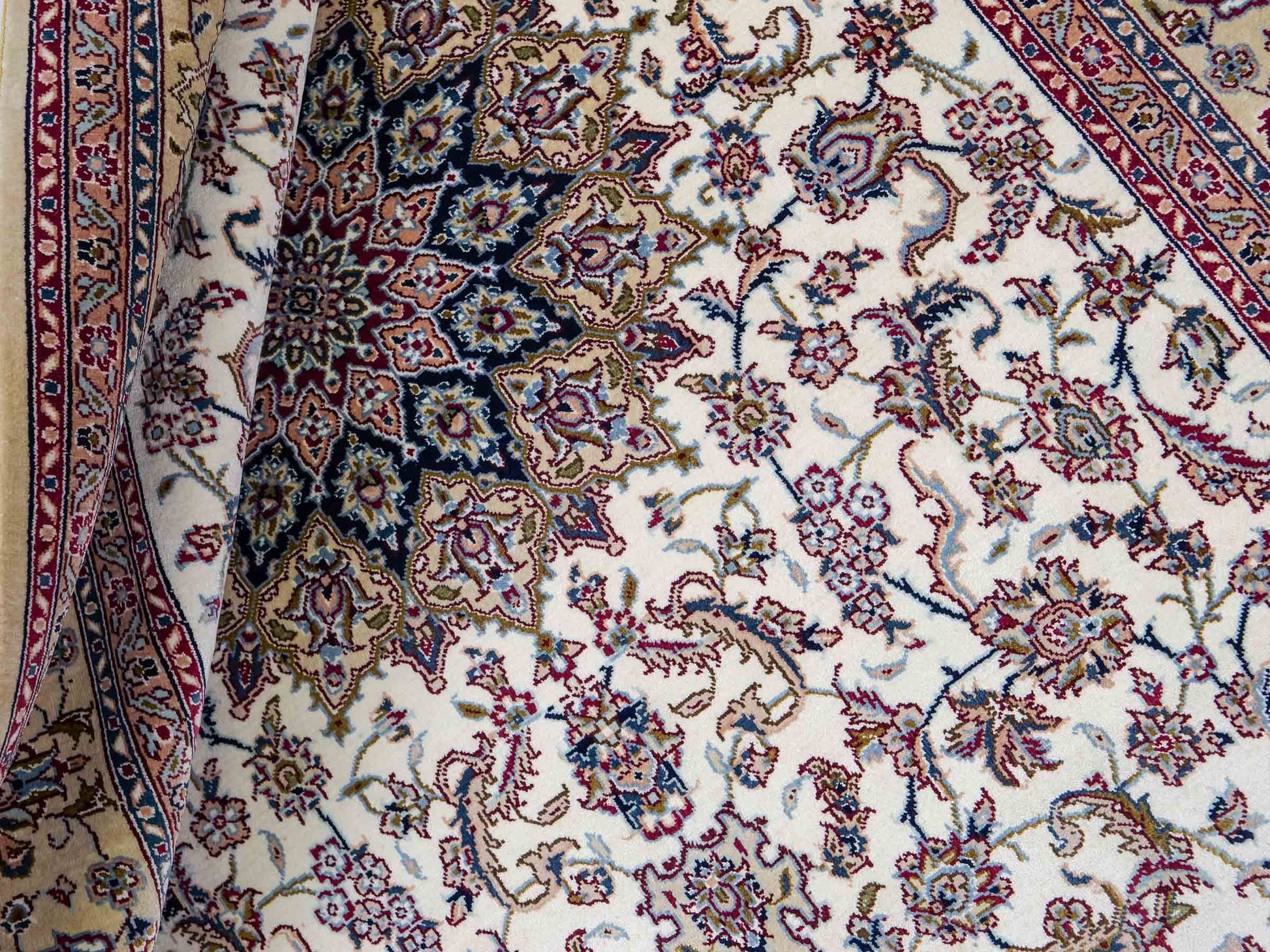 Sehr feiner, handgeknüpfter Khademi Nain Orientteppich aus Seide, weiß, creme. 153x95 cm. Vertrieb durch Jupiter Intl.