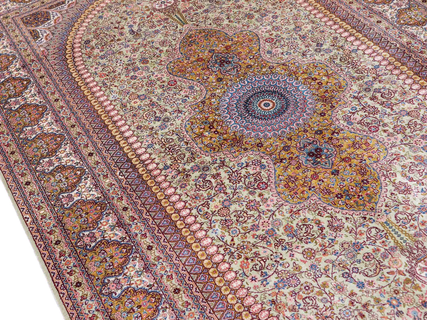 Extrem feiner, handgeknüpfter Khademi Nain Orientteppich aus Seide, gold, creme, blau. 154x94 cm. Vertrieb durch Jupiter Intl.