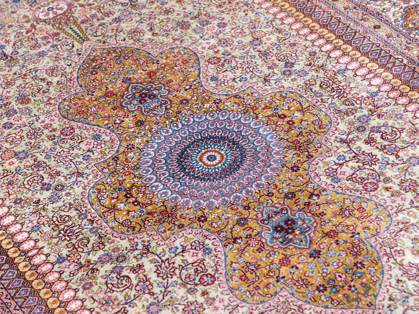 Extrem feiner, handgeknüpfter Khademi Nain Orientteppich aus Seide, gold, creme, blau. 154x94 cm. Vertrieb durch Jupiter Intl.