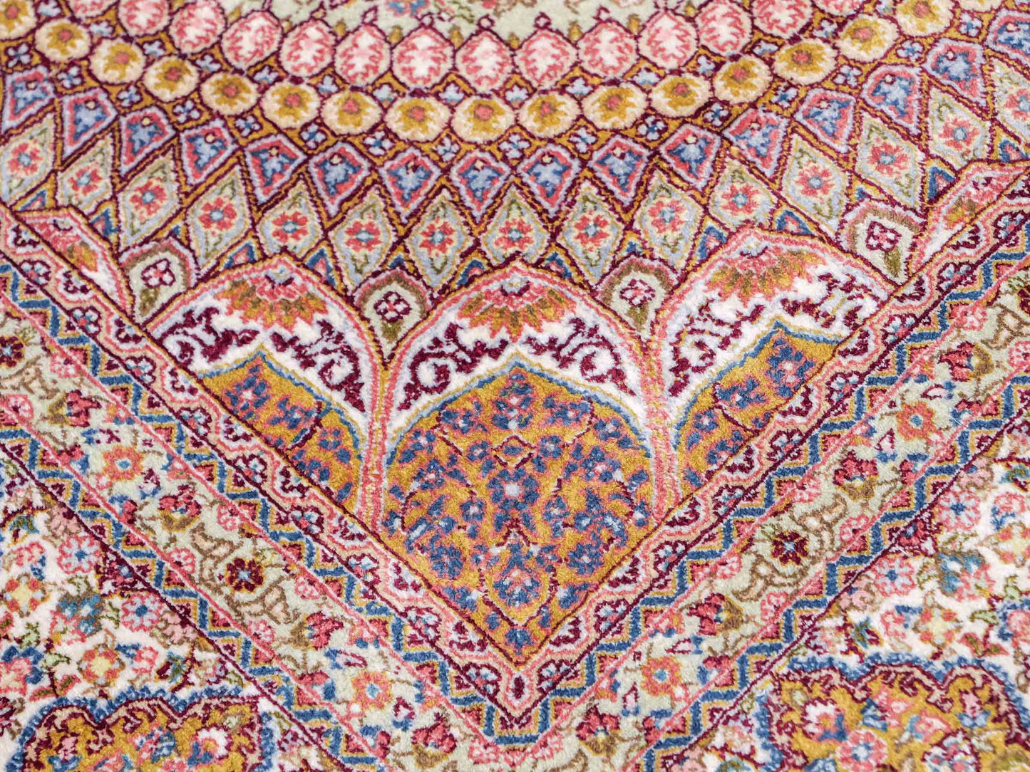 Extrem feiner, handgeknüpfter Khademi Nain Orientteppich aus Seide, gold, creme, blau. 154x94 cm. Vertrieb durch Jupiter Intl.